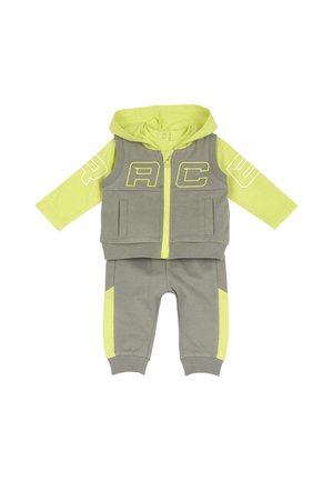 Ensemble deux pièces pour tout-petit avec gilet sans manches gris à fermeture éclair et pantalon, manches longues vert citron, capuche et motifs de lettres sur le gilet et les manches.