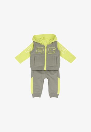 Ensemble deux pièces pour tout-petit avec gilet sans manches gris à fermeture éclair et pantalon, manches longues vert citron, capuche et motifs de lettres sur le gilet et les manches.