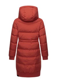 Röd pufferjacka med justerbar huva, med horisontella quiltade sektioner och ribbade ärmslut, tillverkad av ett slätt, vattenavvisande tyg.