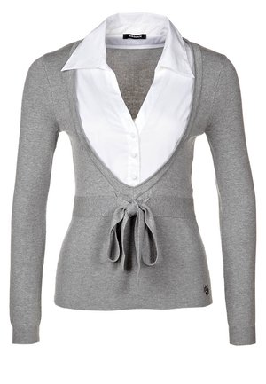 Cardigan gris en maille à manches longues avec un profond décolleté en V et un lien à l'avant, superposé à une chemise blanche à col boutonné.