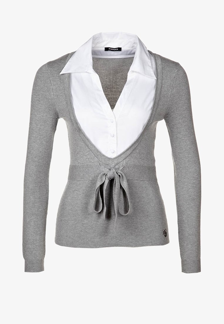 Cardigan gris en maille à manches longues avec un profond décolleté en V et un lien à l'avant, superposé à une chemise blanche à col boutonné.