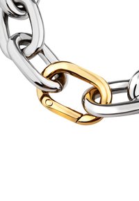 Metalen ketenlinks in zilver en een gouden ovale slot, met een gladde, gepolijste textuur en een glanzende afwerking. De gouden schakel verbindt de zilveren links.