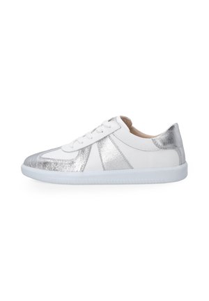 Hvide sneakers med sølvmetallic accenter og en tekstureret overflade. Har snørebåndsdesign og hvid gummisål. Minimalistisk sporty stil.