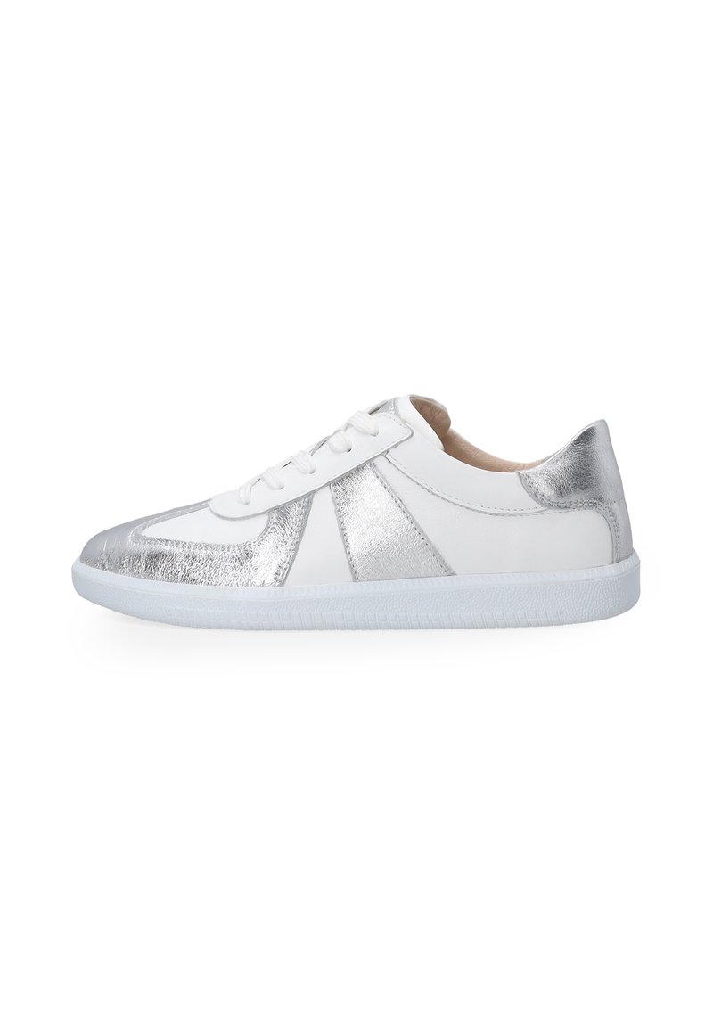 Witte sneaker met zilver metallic accenten en een gestructureerde afwerking. Voorzien van een vetersluiting en een witte rubberen zool. Minimalistische sportieve stijl.