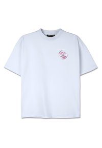 T-shirt bleu clair à manches courtes en coton, avec un col rond et un petit graphique circulaire avec "DOLCE VITA PRADA" en rouge.