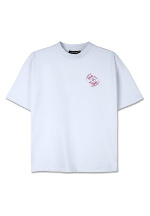 T-shirt bleu clair à manches courtes en coton, avec un col rond et un petit graphique circulaire avec "DOLCE VITA PRADA" en rouge.