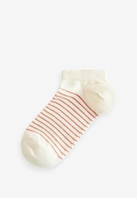 Balta kulkšnies kojinė su siaurais raudonais dryžiais. Ribotas apvadas ir apvalus pirštas. Minkštas mezgimo tekstūros. Paprastas dizainas, tinkantis kasdieniam dėvėjimui.