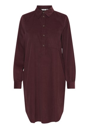 Robe chemise bordeaux avec col à boutons, manches longues et une poche poitrine unique. Conçue en tissu texturé avec une coupe décontractée.