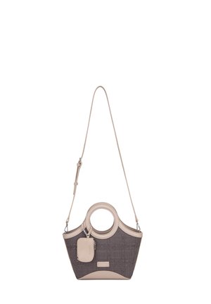 Petit sac à main en forme de trapèze avec une poignée ronde découpée, une bandoulière beige, un corps texturé foncé et une pochette à fermeture éclair beige attachée.