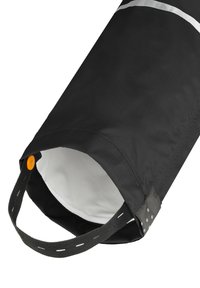 Schwarze Stofftasche mit einer runden Öffnung, die ein weißes Innenfutter, einen grauen Tragriemen und einen orangen Knopfakzent nahe der Oberseite aufweist. Reflektierender Streifen sichtbar.