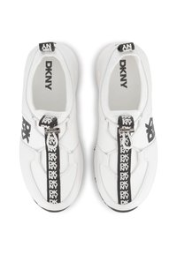 Des chaussures de sport blanches avec une surface texturée, dotées d'accents de marque noirs, d'une languette et d'une sangle avec des logos répétés.