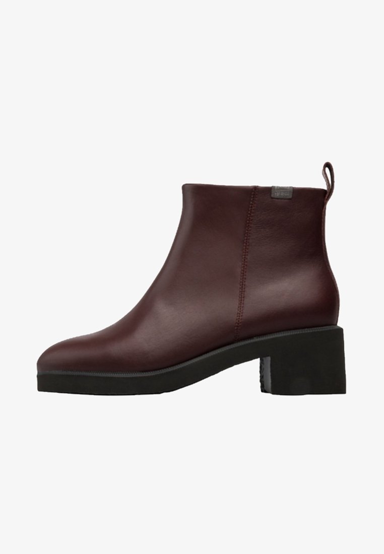 Stivaletto in pelle bordò con finitura liscia, punta arrotondata e tacco spesso nero, dotato di un piccolo passante sul retro.