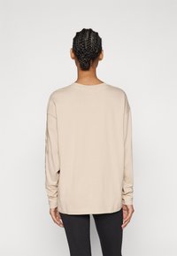 Champion ICONS OVERSIZE LONG SLEEVE - Top dugih rukava - beige