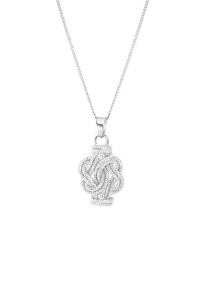 Zilveren hanger met een gevlochten knoopontwerp, voorzien van een gestructureerde afwerking en kleine ronde accenten, hangend aan een dunne ketting.
