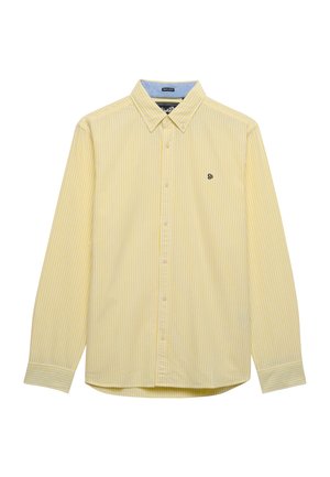Geel gestreept shirt met lange mouwen en een knoopsluiting bij de kraag, met een logo op de borst en een lichtblauwe voering aan de binnenkant van de kraag.