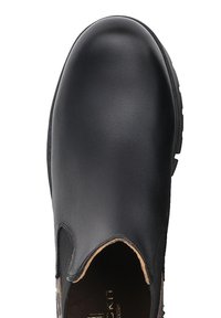 Scarpa nera in pelle scamosciata con finitura opaca liscia, punta rotonda, accenti elastici laterali e una resistente suola in gomma.