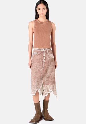 Brun ribbad linne, högmidjade, slitna rosa denimkjol med slits, och bruna läderankelstövlar med klack.