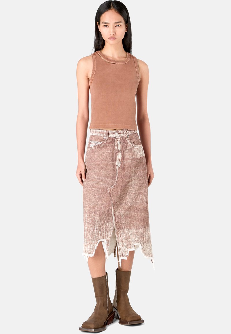 Bruine geribbelde tanktop, high-waisted, versleten roze denimrok met split, en bruin leren enkellaarsjes met een blokhak.