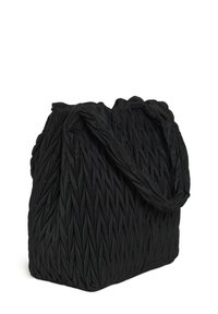 Sac fourre-tout en tissu matelassé noir avec un motif en zigzag texturé et deux larges bretelles d'épaule.