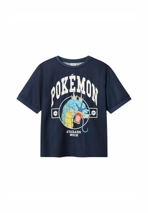 Marineblauw T-shirt met korte mouwen, gemaakt van gladde stof, met een centraal graphic van Gyarados met "POKÉMON" en "#0130" in dikke letters.