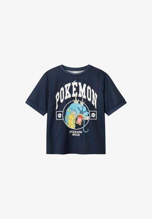 Mornaric bleu majica kratkih rukava napravljena od glatkog materijala, s centralnom grafikom Gyaradosa i natpisom "POKÉMON" i "#0130" u podebljanom fontu.