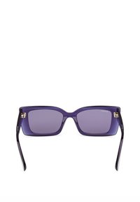 Ochelari de soare pătrați mov cu lentile degradate, rame transparente și accente din metal auriu. Brațele sunt elegante și ușor curbe.