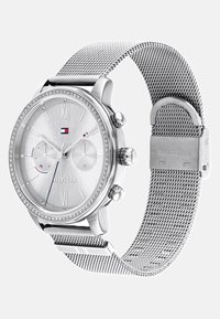 Orologio in acciaio inossidabile argentato con cinturino a rete, cassa rotonda, bezel scintillante e quadrante minimalista con numeri romani e sottodial.