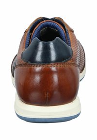 Chaussures en cuir marron avec un design texturé, accent bleu marine au talon, semelle blanche et détails de couture contrastants.