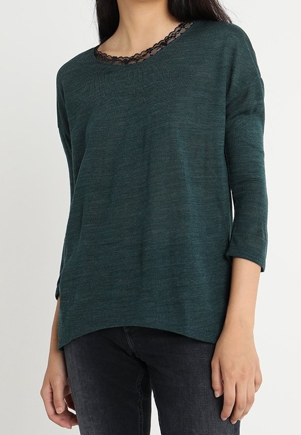 Dunkelblauer Strickpullover mit einem Bootsausschnitt und schwarzem Spitzenbesatz. Verfügt über Dreiviertelärmel und einen lockeren Schnitt mit abgerundetem Saum.