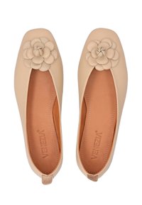 Beige Ballerinas mit quadratischer Spitze, featuring einer strukturierten floralen Akzent an der Vorderseite und glattem Innenfutter, aus synthetischem Material gefertigt.
