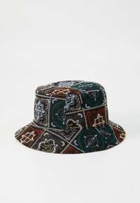 Bucket hat i sort stof med farverige broderede mønstre i orange, grønt og blåt. Blød struktur med en bred skygge.