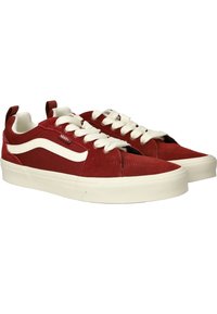 Zapatillas de ante rojas con cordones blancos y una franjas laterales. Con una suela de goma blanca y un cuello acolchado para mayor comodidad.