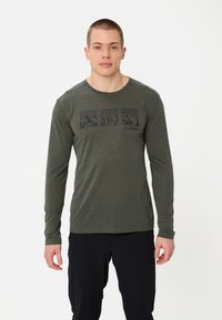 Langärmliges olivgrünes Hemd mit rundem Ausschnitt, auf der Brust mit einem schwarzen Grafikdruck von Bergen und Bäumen.