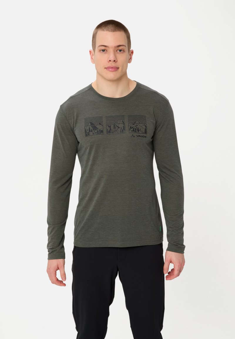 Langärmliges olivgrünes Hemd mit rundem Ausschnitt, auf der Brust mit einem schwarzen Grafikdruck von Bergen und Bäumen.