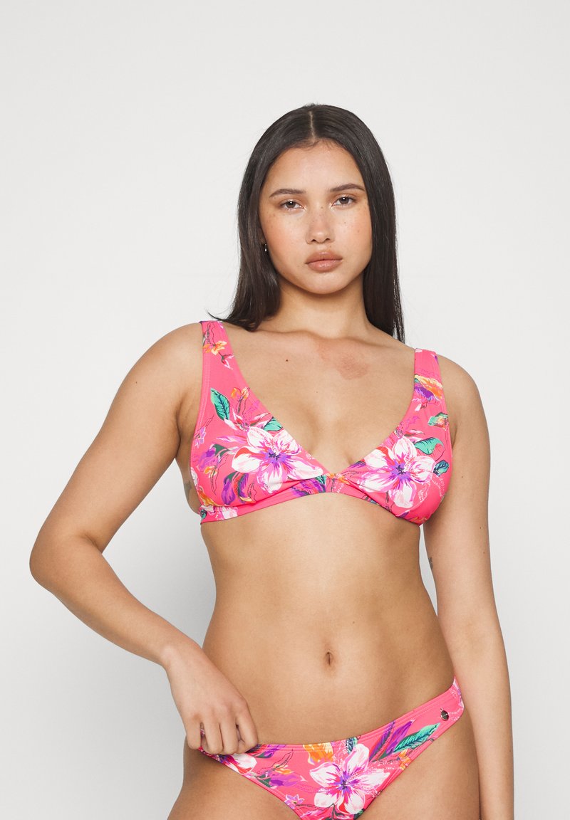 Rožinė gėlių bikini viršutinė dalis, turinti trikampę formą, plačius dirželius ir subtilų tekstūrą. Pabrėžta ryškiomis žaliomis ir violetinėmis gėlėmis.
