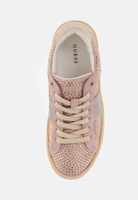 Sneaker con tomaia in suede rosa, decorato con borchie dorate. Presenta lacci beige, un pannello laterale grigio chiaro e una suola in gomma beige.