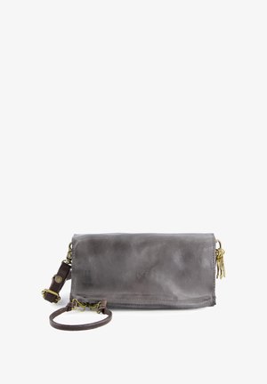 Grå læderpunge med håndledsrem og et sæt messingnøgler fastgjort, vist mod en hvid baggrund.