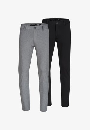 Zwei Paare von taillierten Hosen, eine dunkelgrau und eine schwarz, mit glatter Textur, klassischem Knopfschluss und Taschen.