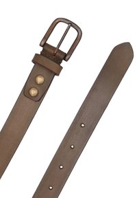 Bruine leren riem met een rechthoekige metalen gesp en vijf verstelgaten, met lichte slijtage aan de gesp en klinknagels.