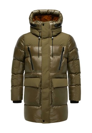 Veste matelassée vert olive avec un col montant, texture brillante, poches poitrine zippées et deux grandes poches avant. Accents noirs et cordons de serrage.