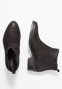 Czarne botki za kostkę wykonane z zamszu, z bocznym zamkiem błyskawicznym, niskim obcasem w formie klocka oraz gładką fakturą z subtelnymi detalami w postaci przeszyć.