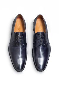 Marineblaue Leder-Schuhanzüge mit einem eleganten Finish, runder Zehenform und fünf Ösen-Schnürung. Sie verfügen über kontrastierende Nähte und ein glattes Innenfutter.