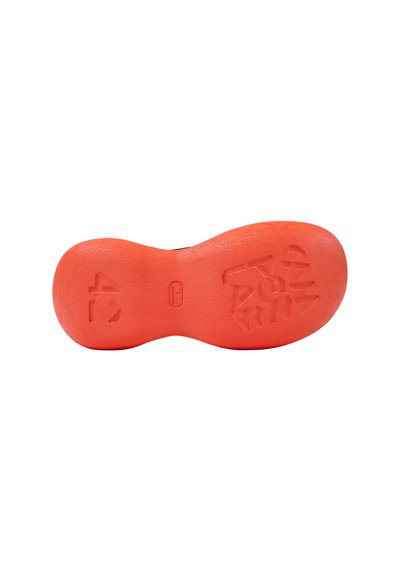 Semelle de chaussure en caoutchouc rouge avec la taille 41 embossée et des motifs géométriques distinctifs de la bande de roulement sur fond blanc.