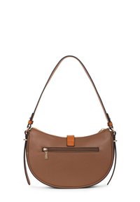 Borsa a spalla in pelle marrone con forma curvata, hardware dorato e tasca con zip anteriore. Presenta un accento contrastante in tan sulla chiusura.
