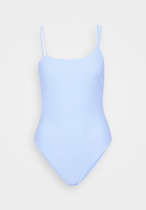 Bañador de una pieza de color azul claro con tirantes finos ajustables, textura suave, aberturas de pierna de corte alto y escote redondeado.