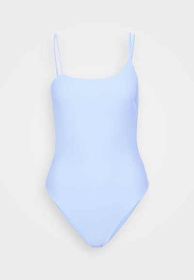 Maillot de bain une pièce bleu clair avec des bretelles fines réglables, texture lisse, ouvertures de jambes à découpe haute et encolure arrondie.