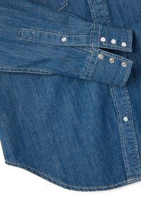 Camicia di jeans di colore blu, con chiusura a bottoni frontale in metallo argentato, maniche lunghe e orlo arrotondato con dettagli di cucitura visibili.