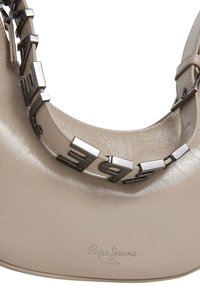 Bež kožna torba s detaljima od srebrnog metala na kaišu i urezanim logom "Pepe Jeans London" sprijeda.