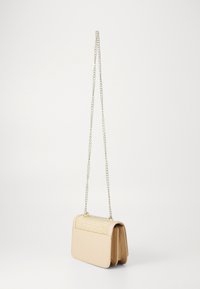 Borsa a tracolla beige con una parte superiore intrecciata caratterizzata da una texture, lati lisci e una tracolla in catena argentata. Forma compatta e rettangolare con un design semplice.