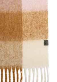 Wełniany szalik z wzorem w kratę w jasnoróżowym, beżowym i kremowym kolorze, o miękkiej fakturze i frędzlami na dole.